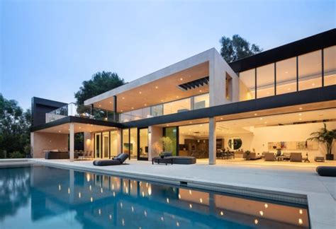 This Modern Home In Beverly Hills Comes With The Finest Of Materials And An Innovative Design