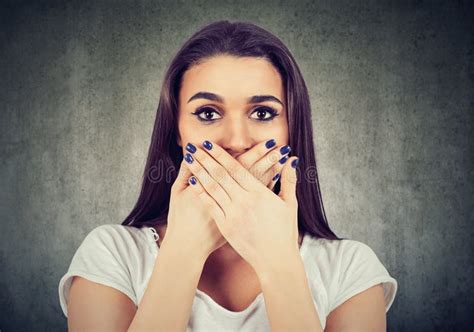 Erschrockene Frau Bedeckt Ihren Mund Um Ihn Ruhig Zu Halten Stockfoto Bild Von Schön
