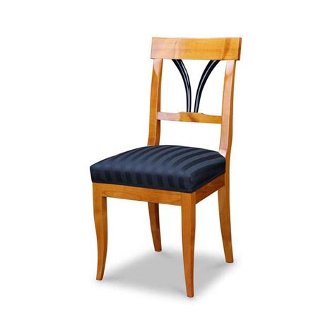 Dieser antike stuhl aus der zeit des biedermeier wurde um das jahr 1820 in süddeutschland gefertigt. Biedermeier Kirschbaum Stuhl massiv