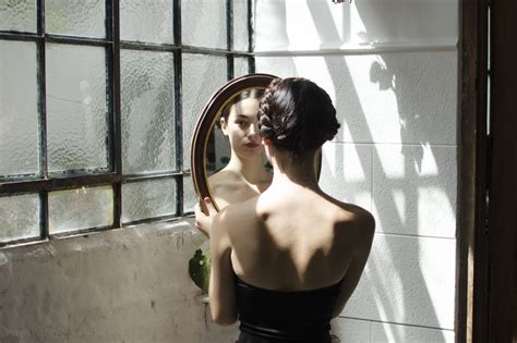 Wallpaper Cermin Model Bahu Telanjang Refleksi Menghadapi Wanita
