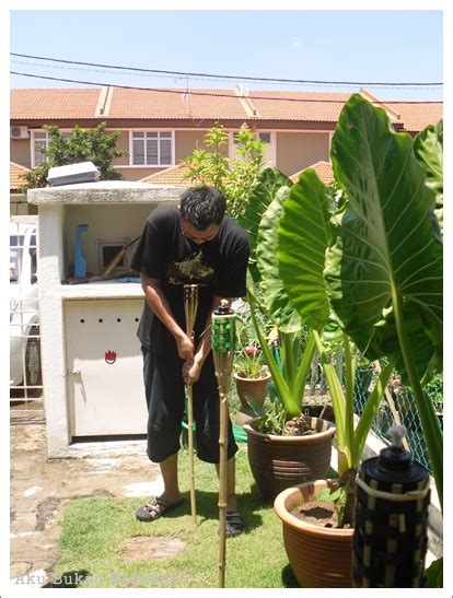 Untuk melihat detail lagu lagu minyak tanah klik salah satu judul yang cocok, kemudian untuk link download lagu. aku bukan bidadari: Persiapan Raya :: MINYAK TANAH susah ...