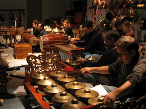 Pada tradisi riau, gong dimainkan sebagai pengiring tarian, joget, seni tari, dan lainnya. DUNIA MUZIK: Gamelan