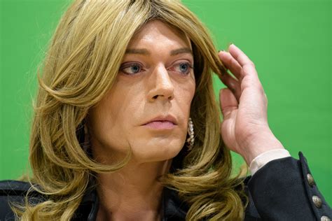 Transsexuelle Grünen Abgeordnete Klagt über Kundenformulare