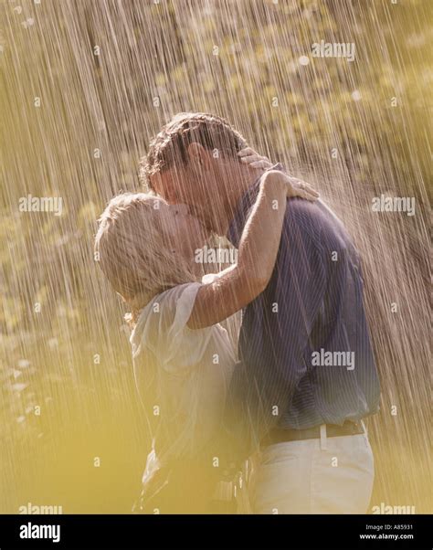 romantische junge paar küssen im regen stockfoto bild 547121 alamy