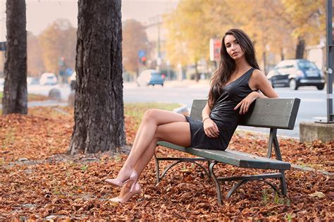 fondos de pantalla otoño follaje banco mueble sentado cabello castaño vestido mano pierna