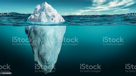 Iceberg Con Sus Partes Visibles Y Bajo El Agua O Sumergidas Flotando En