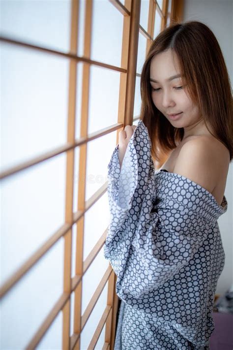 fille sexy portant yukata sur le bas du corps et nu sur le haut photo stock image du vêtements