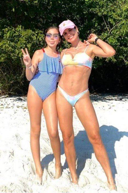 Flavia Alessandra posa com a filha caçula na praia e fala sobre a
