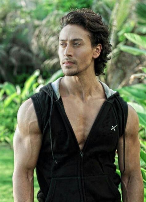 New Trending Amazing Action Hero Tiger Shroff Pic Collection