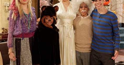 20 Pics Of Our Fave Tv Characters In Halloween Costumes J 14