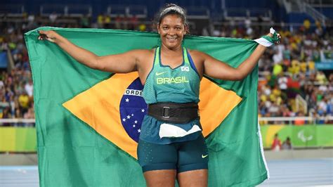 Porta Bandeira Do Brasil Shirlene Coelho Leva Ouro No Lançamento De