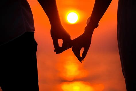 Premium Photo Love Romantic Couple Holding Hands Beach Sunset