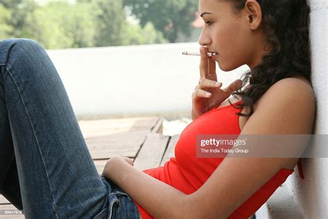 Girl In Teenage Smoking Cigarette In New Delhi India Photo Dactualité