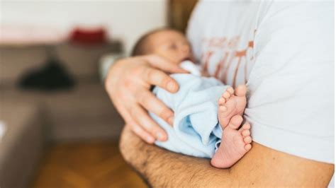 Hey Para Ayah Baru Perhatikan Beginilah Cara Menggendong Bayi