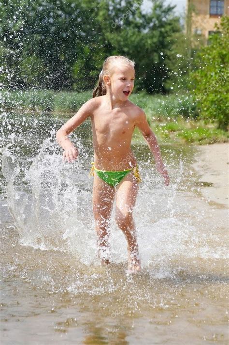 Kleines Mädchen läuft durchs Wasser Stockfotografie lizenzfreie Fotos ryzhov