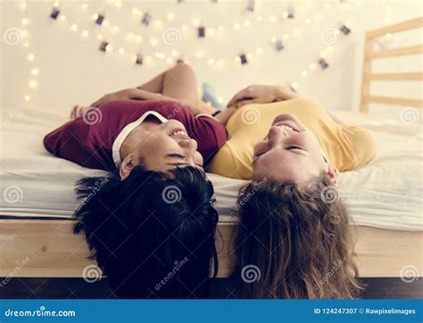 Mulheres Que Encontram Se Na Cama E No Riso Imagem De Stock Imagem De Roommate Amizade 124247307