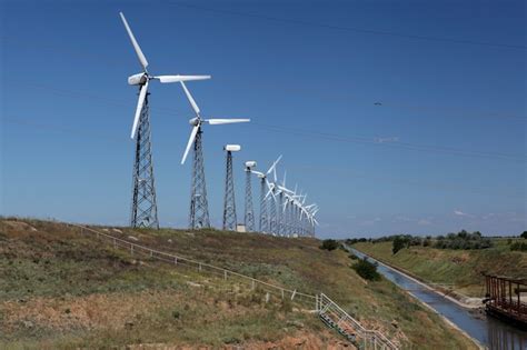 Turbinas De Viento Que Generan Electricidad Con Cielo Azul Foto Premium