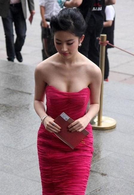 同是穿抹胸裙，刘亦菲性感爆棚，范冰冰却尴尬不断 搜狐