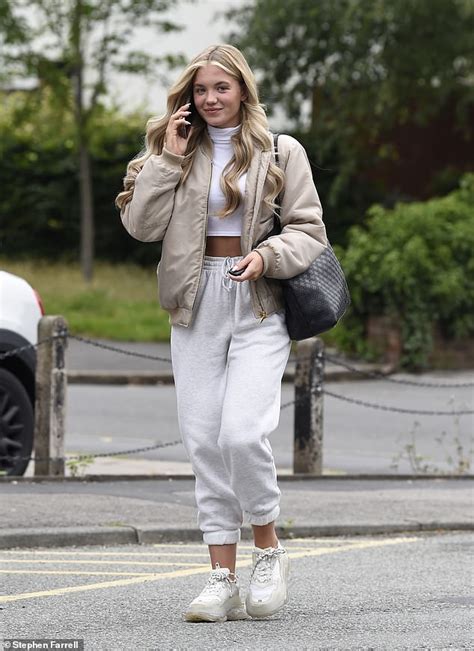 Love Islands Molly Smith Shows Off Midriff In White Crop Top Daily