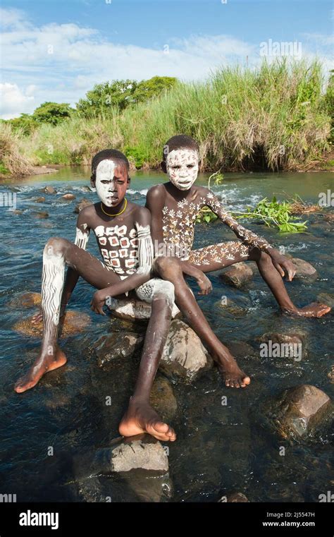 Zwei Surma Jungen Mit K Rper Gem Lde Sitzt Auf Einem Felsen Im Fluss