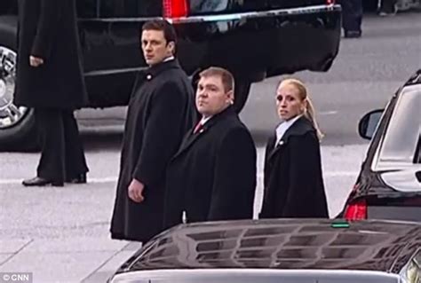 Inauguration 2013 Female Secret Service Agent Protects President Obama As She Walks Alongside
