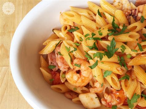 Pasta con sugo di pesce. Pennette con sugo di pesce misto - Ricette al Volo
