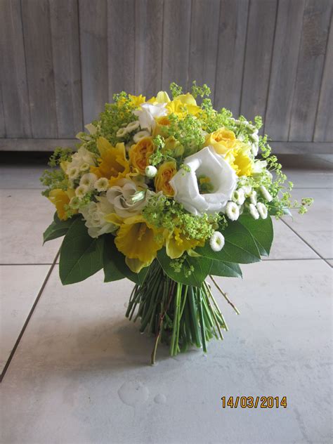 Les demoiselles d'honneur porteront un petit bouquet assorti au vôtre, et vous glisserez une fleur de. Rose | Fleuriste, Bouquet mariée, Jonquille