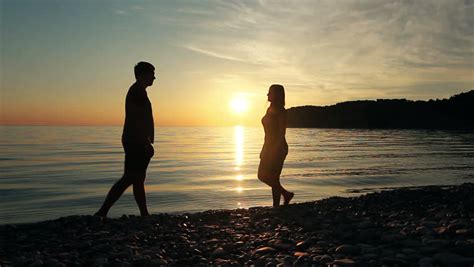 Стоковое видео на тему Couple On The Shore Of The Sea Shutterstock