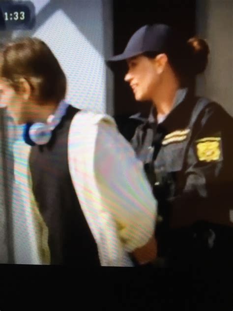 Pin De Policewoman Arresting En Her Prisoner Policía