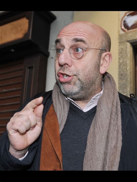 Nato a livorno da un carabiniere siciliano e da una casalinga livornese, dopo aver trascorso l'infanzia a torino (abitando prima nel quartiere santa rita e poi a mirafiori nord. Paolo Virzì, direttore del Torino Film Festival - MYmovies.it