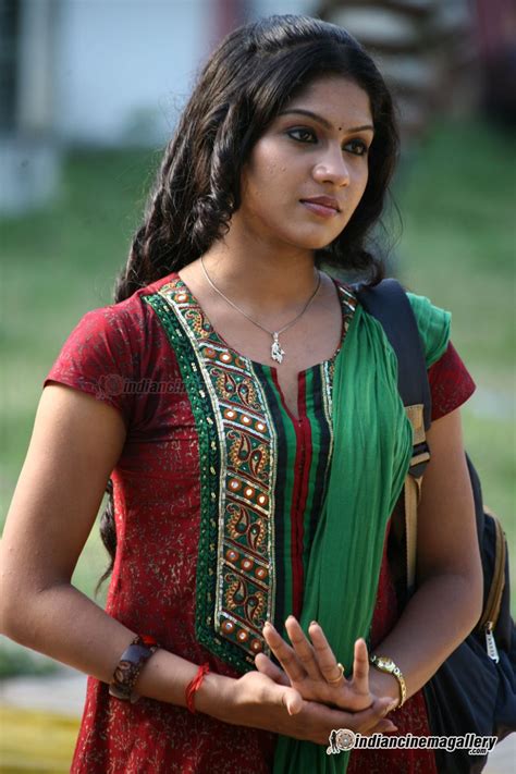Swasika Actress Swasika Seetha Actress Swasika Vijay Turns Heads With