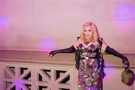 Madonna Deelt Nieuwe Naaktfoto En Pareert Op Voorhand Al Kri Het