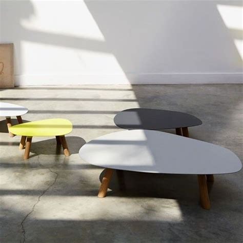 Des bois robustes pour des meubles durables. La table basse Turtle présente un plateau aux contours flous et irréguliers à la manière d'un ...