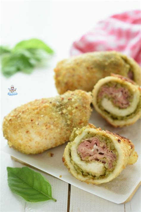 La carne di manzo, infatti, diventa ancora più appetitosa insieme a. Involtini di pollo al pesto | Ricetta | Pollo al pesto ...