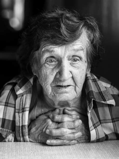 Un Retrato Blanco Y Negro De La Mujer Mayor Pensionista Foto De Archivo