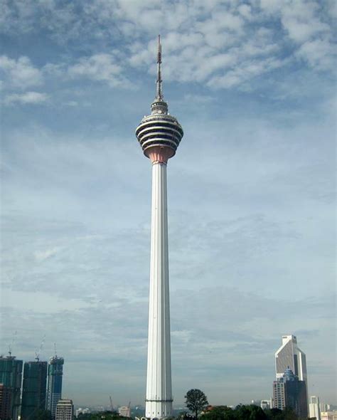 The kl tower is a 421m high telecommunications and broadcasting tower which actually appears to be taller than the petronas towers, because it is built on a hill. High Rise Buildings | Eversendai