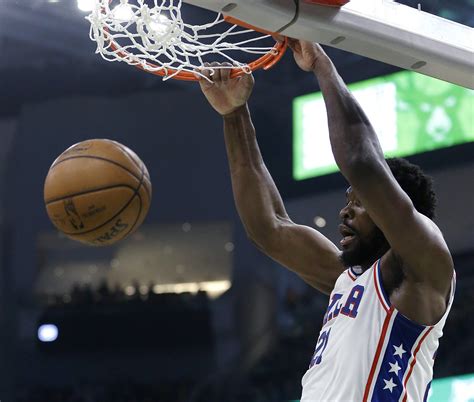 Joel embiid tente un dunk monstrueux pour son premier tir de la saison. Antetokounmpo has 52, but Embiid's 40 lead Sixers over Bucks