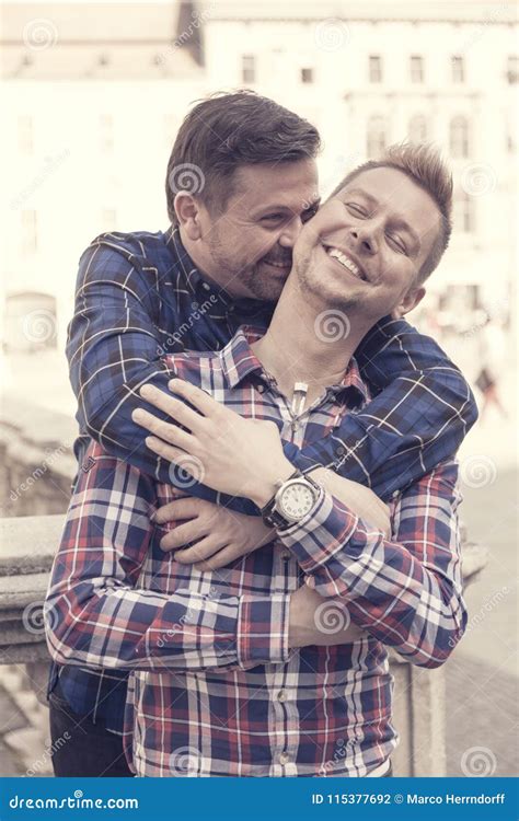 Pares Consideráveis Dos Homem Gay Que Abraçam se Na Cidade Foto de Stock Imagem de retrato