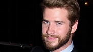 Liam Hemsworth lucha con escena sin camisa | Univision Famosos | Univision