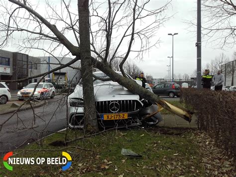 Daar zouden 1695 aansluitingen sinds 15.21 uur zonder stroom zitten in (omgeving) postcode 2541. Nieuwe kostbare Mercedes AMG knalt op boom Theems Den Haag ...