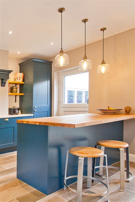 Like a chandelier, this interior lighting source includes several lightbulbs in one fixture, but instead of being grouped together, the bulbs are strung along a horizontal track. Small Breakfast Bar Kitchen Ideas | Breakfast bar kitchen, Breakfast bar lighting, Contemporary ...