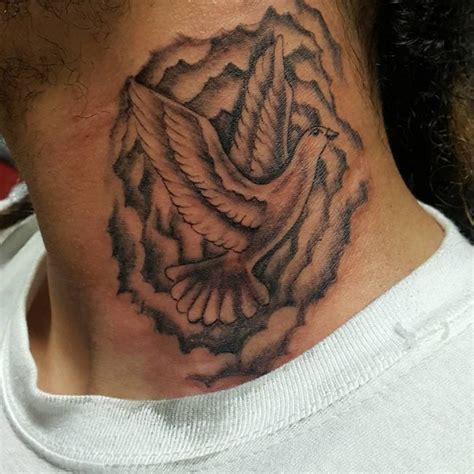 It's great for protecting delicate and damaged skin (like a fresh tattoo), but it has its downsides. 60 Dove Tattoo Designs for Men - A Bird of Great Significance