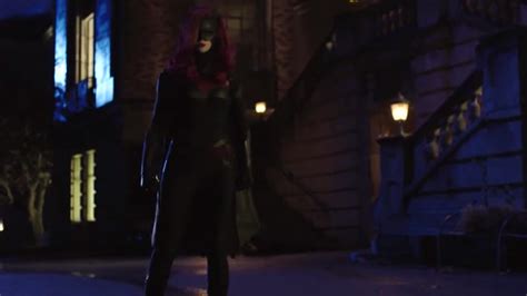 New Promos For Dcs Elseworlds Features Batwoman In Action And
