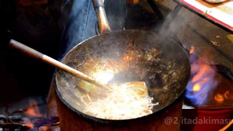 The high fat content and low cost of the dish made it attractive to these people as it was a cheap source of energy and nutrients. 'Brader Zoul Char Kuey Teow' 5/5 star =) - YouTube