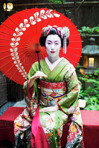 Category:traditional hair and makeup of japan the traditional geisha makeup look also includes strikingly red lipstick and 10 ancient and medieval japanese women's hairstyles the korean makeup and skincare craze has dominated headlines, beauty aisles and even. A woman dressed in the traditional geisha style, wearing a ...
