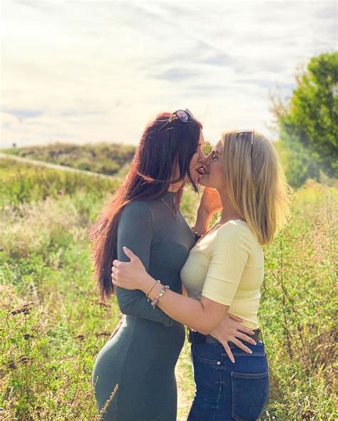 Pin Auf Lesbian Kiss
