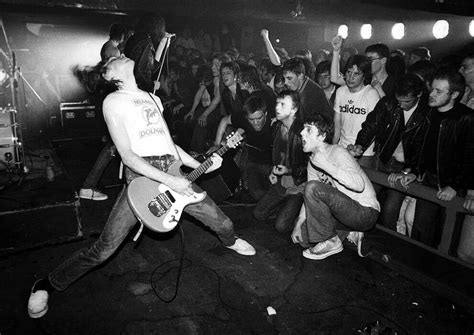 22 fotografías de la historia del punk bandas de punk joey ramone the clash