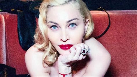 Madonna take a bow (with babyface) (live) (love makes the world go round live 2019). Madonna provoca a Instagram con un posado erótico