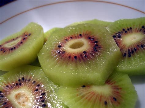 File Red Kiwi Fruit Slices Wikipedia