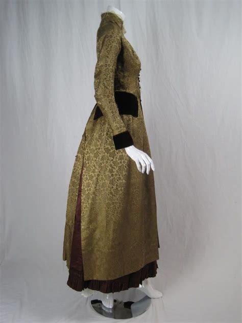 natural form era dress circa 1875 this was considered radical for its simplicity historical